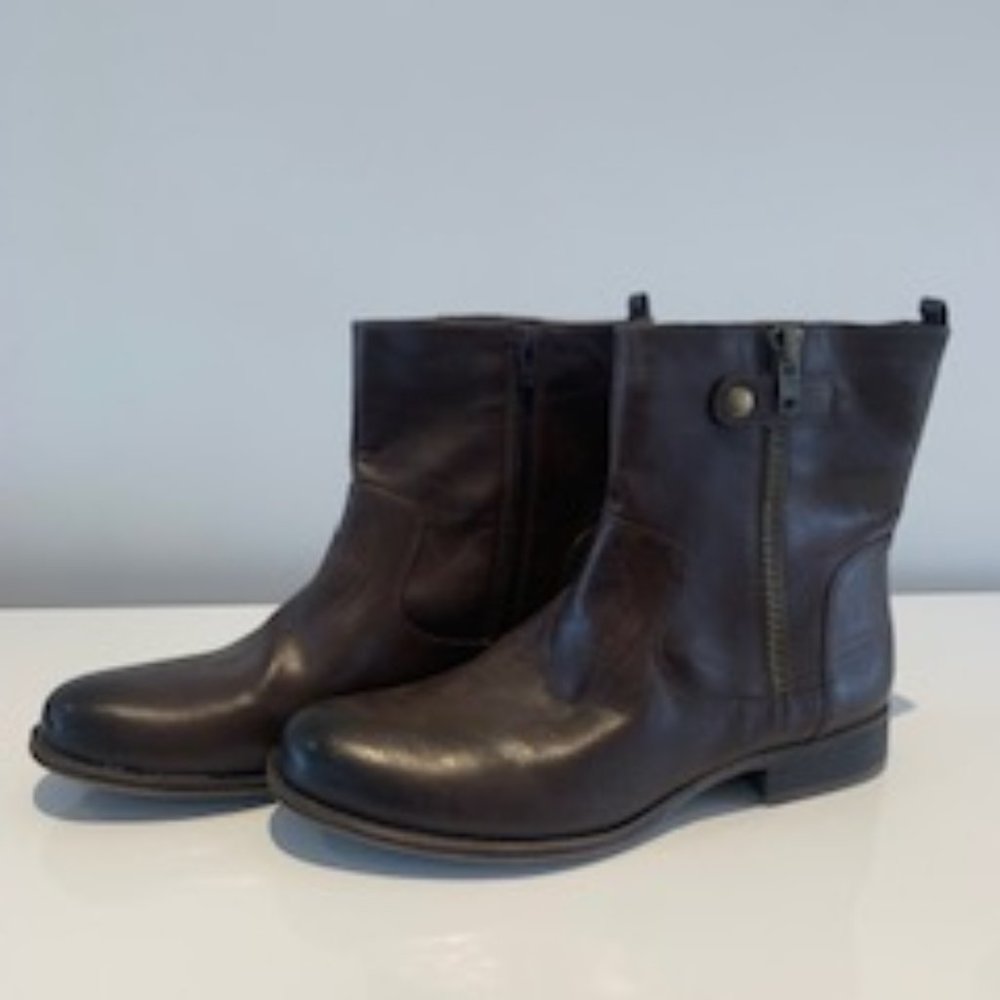 Fashionable leather brown bootie Naturalizer - 11 Wide